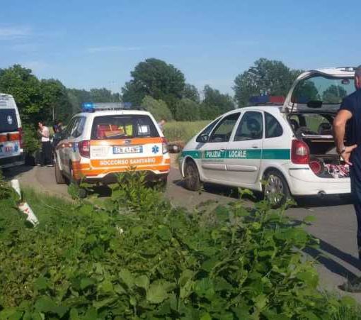Robecco sul Naviglio: l’erba alta ostruisce la visuale, grave incidente a Castellazzo de’ Barzi