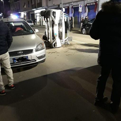 Vigevano: si ribaltano con l'auto in corso Torino, coinvolte sei persone