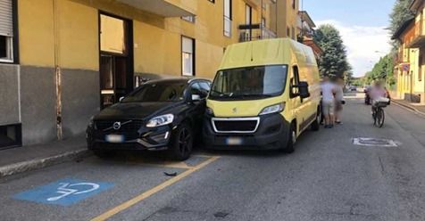 Magenta: autista di un furgone perde il controllo del mezzo e danneggia tre veicoli in sosta