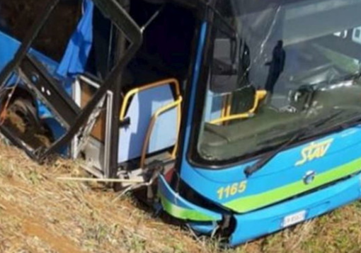 Besate: autobus con molti bambini a bordo esce di strada. Per fortuna, solo un grosso spavento
