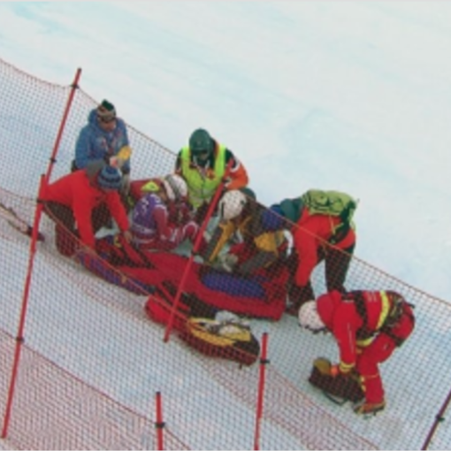 Finisce fuori pista con lo snowboard: sciatore in codice rosso