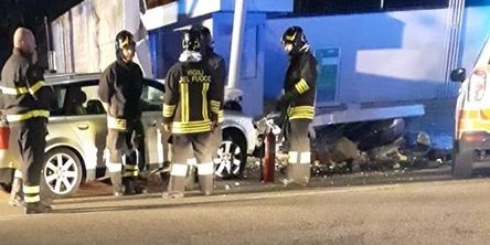 Vigevano: auto contro un palo in viale Mazzini, coinvolte due persone