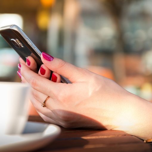 Mantenere la distanza di sicurezza, restare a casa e conoscersi online: è davvero possibile?