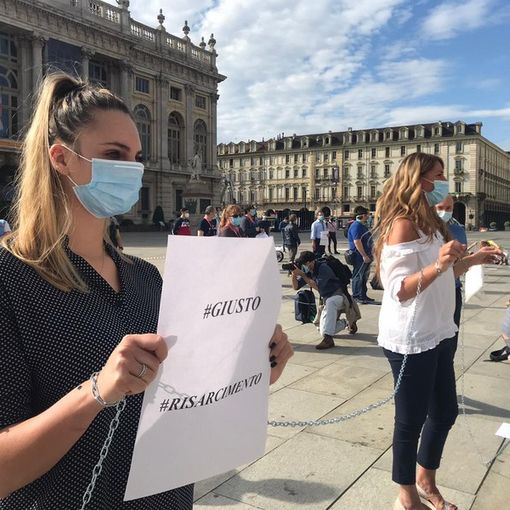 VIDEO. A Torino gli infermieri si incatenano davanti alla Regione: «Gli eroi sono stati dimenticati»