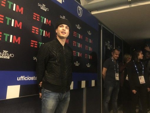 Leo Gassmann, il “figlio d’arte” con i piedi per terra: “Appena finisce Sanremo torno all’università, a fine febbraio ho gli esami”
