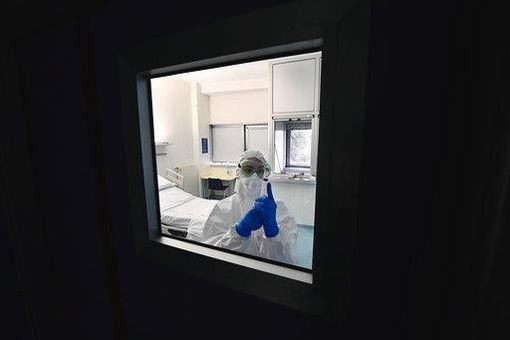 Coronavirus, la Cnn: «Gli 007 Usa valutano anche la possibilità dell'incidente in un laboratorio di Wuhan»