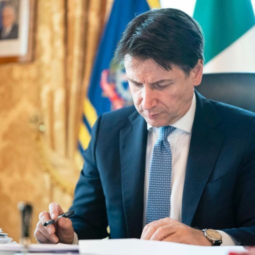 Covid, firmato il nuovo Dpcm: ristoranti e bar chiusi alle 24, feste vietate, massimo 200 spettatori nei palazzetti