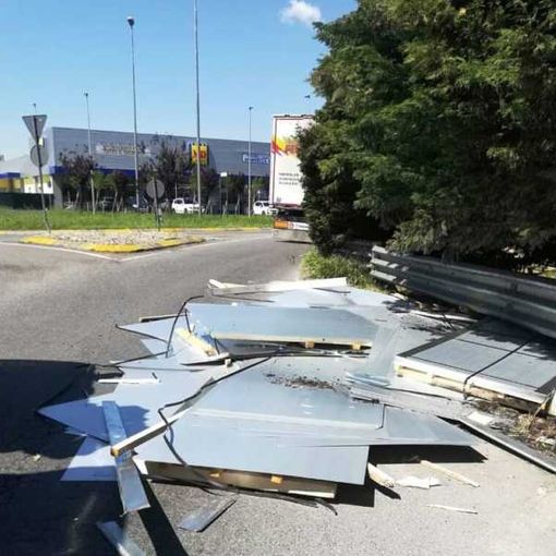 Camion perde il carico di lamiere: bloccata la provinciale Vittuone Arluno