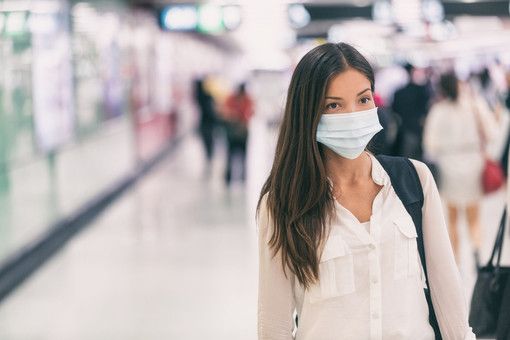 Mascherine obbligatorie all'aperto, la Lombardia valuta di togliere l'obbligo