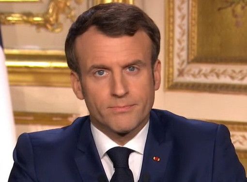 Macron: &quot;Siamo in guerra sanitaria, per 15 giorni non uscite da casa&quot;. Chiuse le frontiere con l'Unione Europea