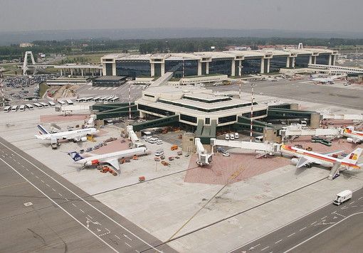 Malpensa al tempo del Coronavirus: «Mascherine, guanti e una atmosfera strana. Ma niente panico»