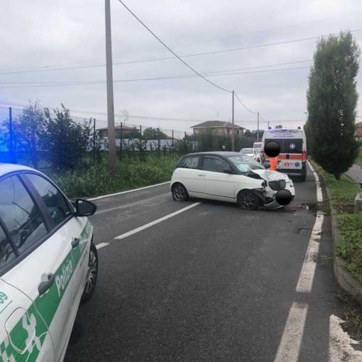 Magenta: perde il controllo dell’auto e abbatte un palo