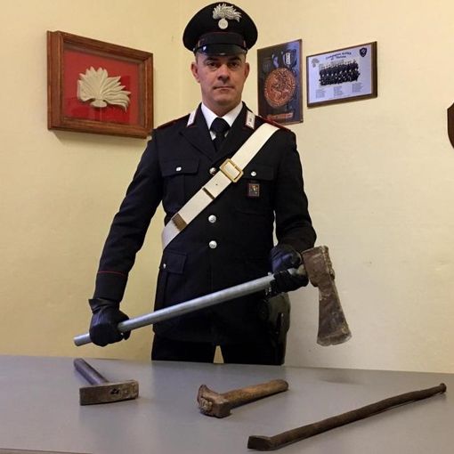 Minaccia due persone con ascia e martello: ricoverato in Psichiatria e denunciato