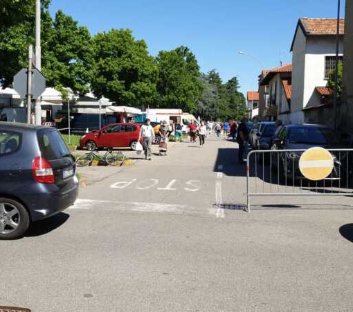 Magenta, volontario offende ragazza al mercato: “Usiamo la stampella per fare i furbi?”