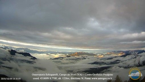 Il fantastico panorama con un doppio strato di nubi in dissolvimento sui nostri cieli catturato dalle webcam del Centro Geofisico Prealpino al Campo dei Fiori (foto tratta dalla pagina Facebook della Società Astronomica G.V. Schiapparelli)