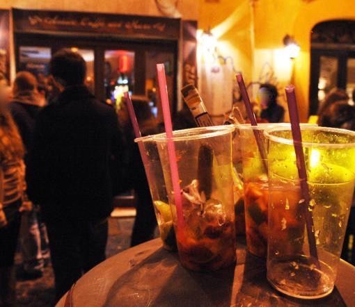 Coprifuoco su vie e piazze, dal Dpcm sparisce il riferimento ai sindaci ma non la possibilità delle chiusure