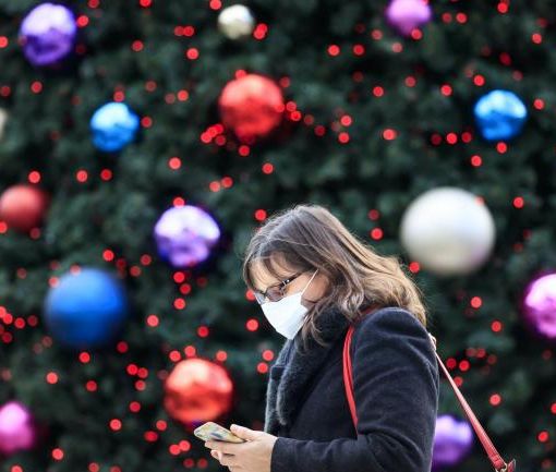 Natale in zona rossa, il Governo chiarisce su visite a parenti e amici, seconde case e turismo: ecco domande e risposte su cosa si può fare