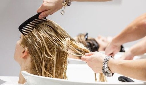 In attesa all’esterno dei saloni e senza sfogliare riviste: come sarà andare dal parrucchiere e dall’estetista