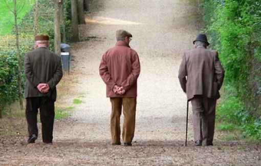 Sindacati e associazioni dei pensionati: «No al prolungamento dell'isolamento degli anziani»