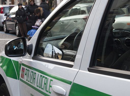 Si scaglia contro i vigili, giovane albanese arrestato a Novara