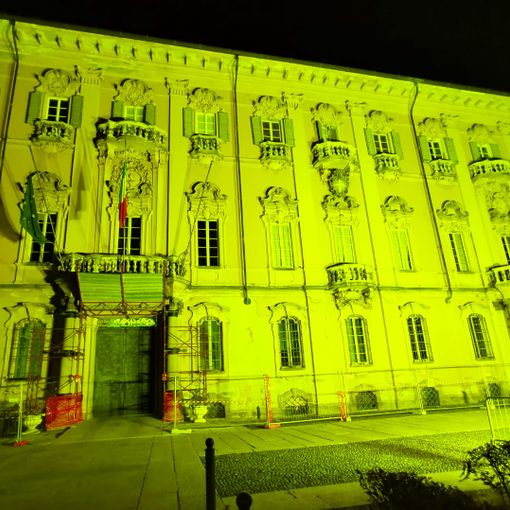 Pavia: Palazzo Mezzabarba e la Provincia Pavese illuminati d'oro per i bambini malati di tumore