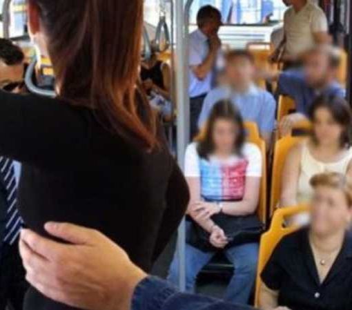 La denuncia: ragazza di 15 anni molestata sul pullman per Magenta, i Carabinieri indagano