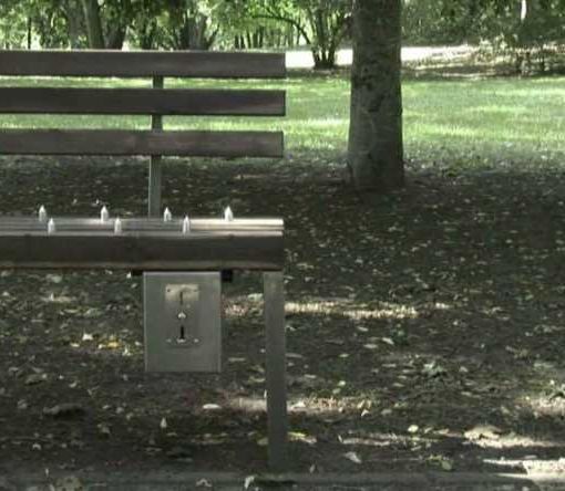 Senza tetto ucciso dal freddo, trovato senza vita su una panchina di Milano