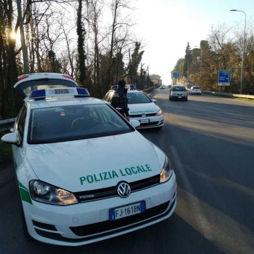 Trecate, denunciati dalla polizia locale due uomini che scaricavano rifiuti nel Parco Ticino