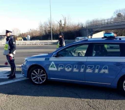 In auto con 16 chili di cocaina e il figlio di 5 anni: 34enne arrestato dalla Polizia Stradale