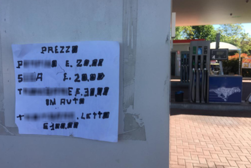 Area di servizio &quot;colonizzata&quot; dalle prostitute. Che affiggono anche il listino prezzi