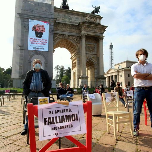 Dopo l’annuncio del coprifuoco ristoratori stremati in piazza sotto la Regione