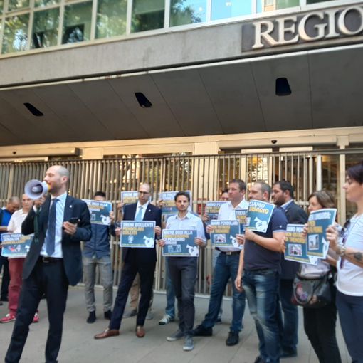 Disagi sui treni, presidio del M5S con i pendolari all'esterno del Pirellone: “Condizioni indegne per un paese civile&quot;