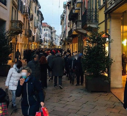 Coronavirus, si va verso Natale e Capodanno &quot;blindati&quot;: il governo pensa a tutta Italia zona rossa nei giorni a rischio