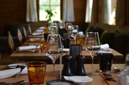 La Svizzera ha deciso: da lunedì 11 maggio riaprono bar e ristoranti
