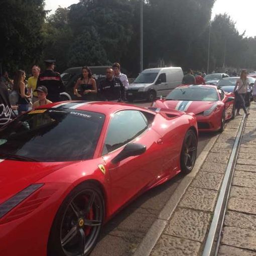 Sfilata di rosse nel cuore di Milano per il 34° Raduno Internazionale