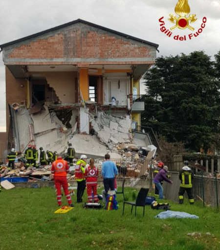 L’intervento dei vigili del fuoco sul luogo del crollo