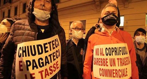 &quot;Basta, siamo stremati&quot;: ristoratori in protesta alla Prefettura di Milano