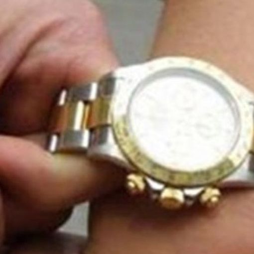 Garlasco: gli strappano il Rolex dal polso, ma è falso