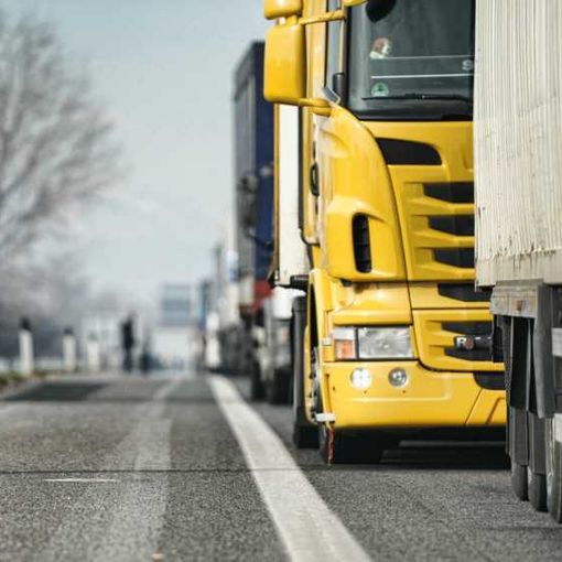 Camionista milanese in contromano su A1, 10mila euro di multa e patente revocata