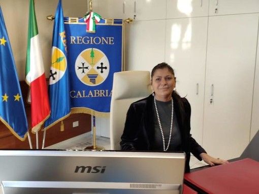 CRISI DI SISTEMA. La governatrice della Calabria scavalca il governo e riapre subito bar, ristoranti, pizzerie e pasticcerie