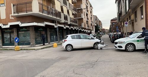 Magenta: scontro tra due auto in via Trieste, coinvolti anche due veicoli in sosta
