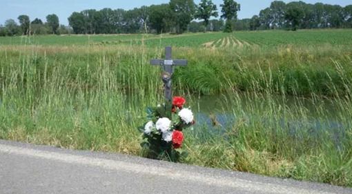 Robecco sul Naviglio: una Croce in ferro per ricordare Davide Noè a 5 anni dalla morte, realizzata da un amico