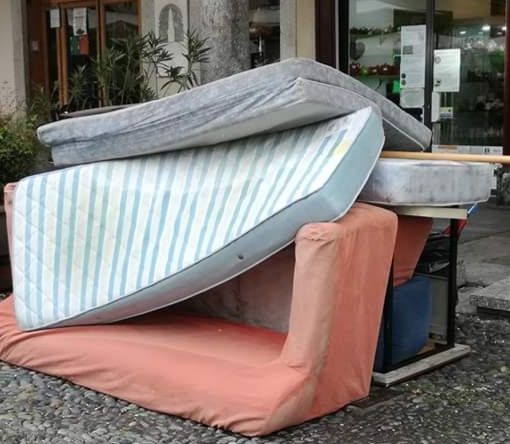 Vigevano: rifiuti accatastati in Piazza Ducale, sanzionato il trasgressore con l'ausilio della videosorveglianza