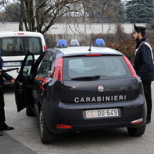 Sedriano: 53enne ubriaco semina scompiglio, neutralizzato con lo spray al peperoncino