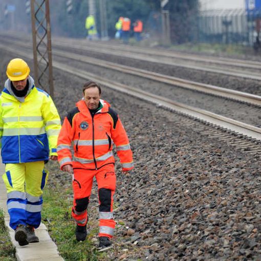 Un uomo e’ stato investito da un treno in transito sulla linea ferroviaria Milano Torino, l’episodio e’ avvenuto nei pressi di via Matteotti in una zona adiacente l’area industriale della Cascina Scaravella. L’uomo e’ stato portato all’ospedale Niguarda vivo ma in gravi condizioni