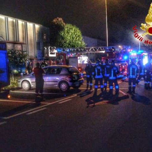 Settimo Milanese, vasto incendio in azienda di pneumatici