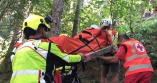 Con la moto finisce in una scarpata: quarantenne in rianimazione
