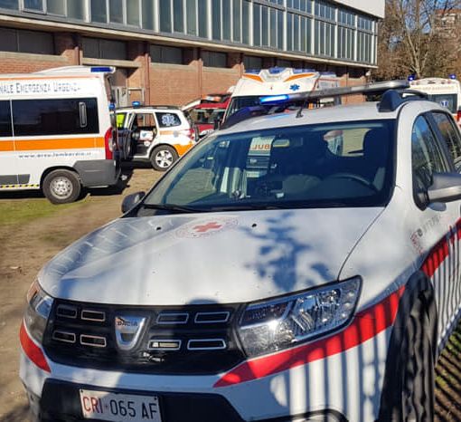 Ambulanze e automediche impegnate nel soccorrere gli studenti del Cardano di Pavia