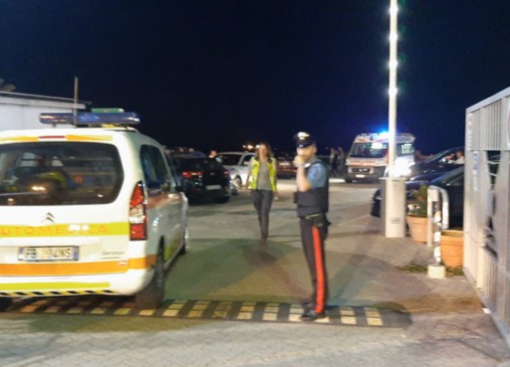 Entra al ristorante e spara all'ex moglie: morta la donna, tre persone ferite