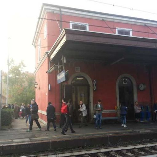 Magenta, persona sospetta sul treno: ragazza chiama il controllore e lui scende di corsa alla fermata di Santo Stefano